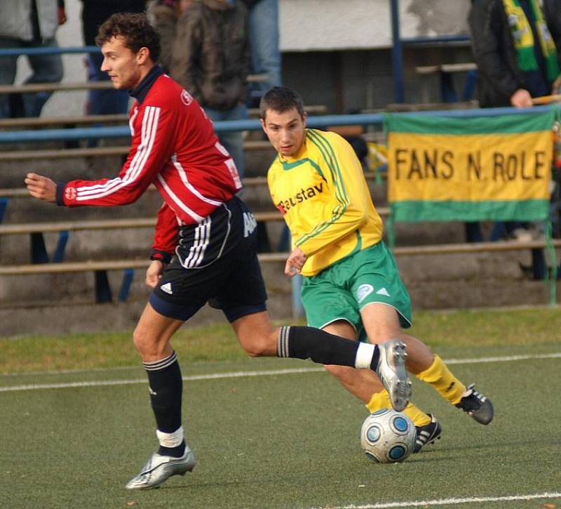 Fotbalisté 1. FC Karlovy Vary (ve žlutém) prohráli v posledním kole podzimní části České fotbalové ligy s béčkem Žižkova 2:3.