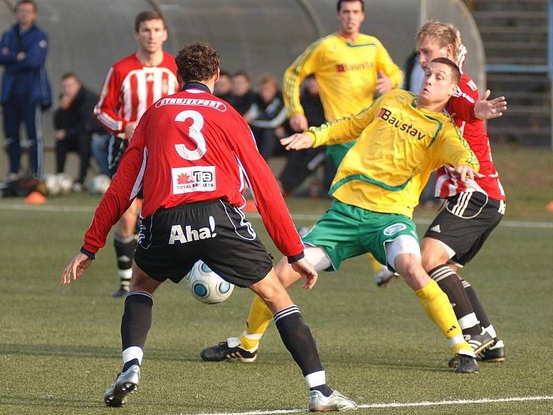 Fotbalisté 1. FC Karlovy Vary (ve žlutém) prohráli v posledním kole podzimní části České fotbalové ligy s béčkem Žižkova 2:3.