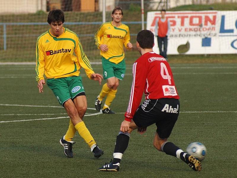 Fotbalisté 1. FC Karlovy Vary (ve žlutém) prohráli v posledním kole podzimní části České fotbalové ligy s béčkem Žižkova 2:3.