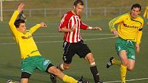 Fotbalisté 1. FC Karlovy Vary (ve žlutém) prohráli v posledním kole podzimní části České fotbalové ligy s béčkem Žižkova 2:3.