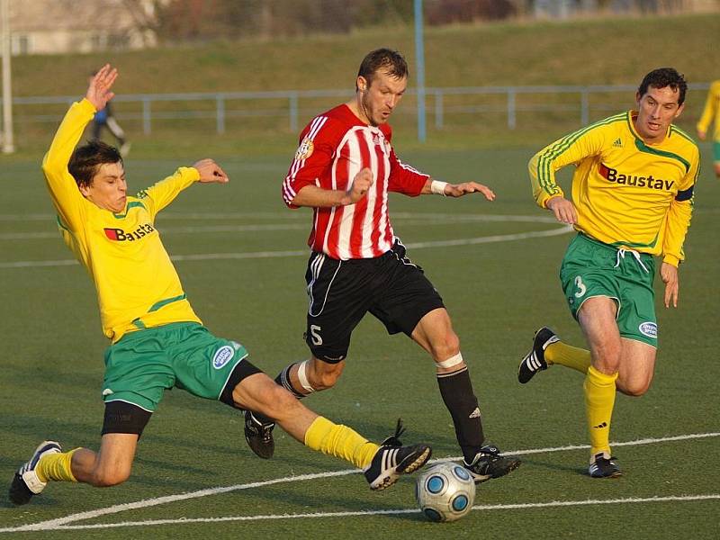 Fotbalisté 1. FC Karlovy Vary (ve žlutém) prohráli v posledním kole podzimní části České fotbalové ligy s béčkem Žižkova 2:3.