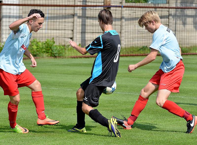 Tříbodovou radost si řádně užili ve Staré Roli (ve světle modré), kam dorazila v rámci karlovarského derby rezerva Sedlece (v černém), která si nakonec odvezla tříbrankový nášup.