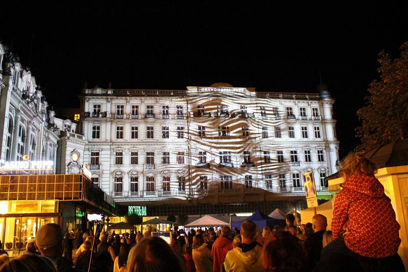 Festival světla VaryZáří, letos na počet 100. výročí vzniku státu.