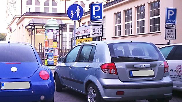 KDE PARKOVAT? Odstavit auto v Karlových Varech není vůbec jednoduché. Ať už pro obyvatele města, lidi, kteří sem přijíždějí za prací, nebo jeho návštěvníky. Místa se nedostává. 