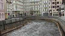 Prázdné ulice v lázeňském centru poblíž hotelu Pupp.