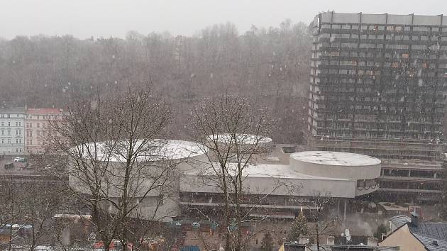První adventní neděle s sebou letos přináší v Karlových Varech i první sněhové vločky.