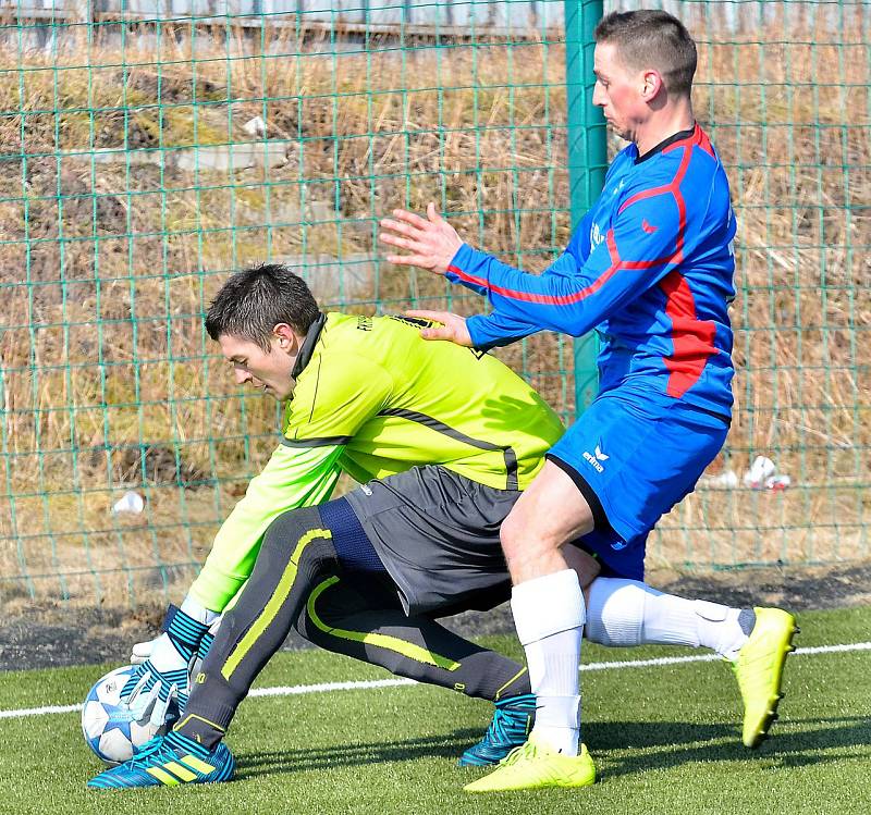 Neúspěšný vstup do jarní části krajského přeboru musela skousnout Stará Role (v modrém), když podlehla vysoko 0:4 chebské Hvězdě (v červeném).