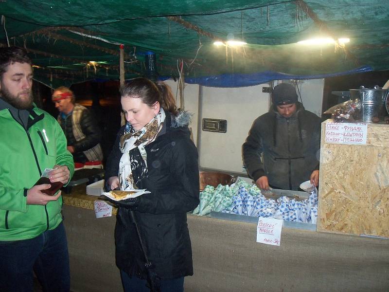 Místem pro letošní Vánoční trhy v Karlových Varech se opět staly Smetanovy sady u Alžbětiných lázní. Trhy tady potrvají až do 6. ledna.
