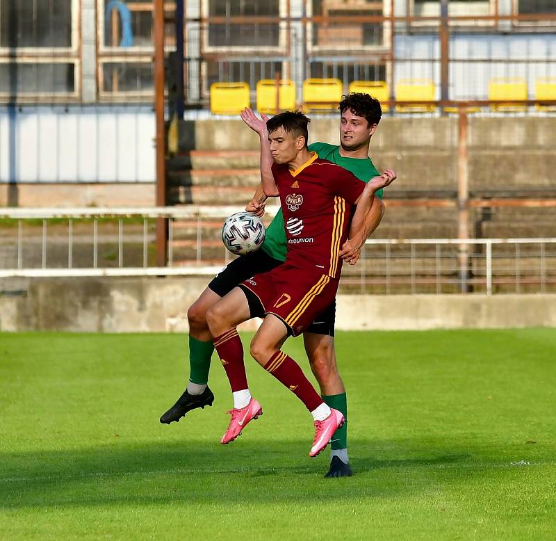 Čtyři branky museli skousnout fotbalisté Baníku Sokolov v duelu s béčkem Dukly Praha na stadionu v Blšanech.