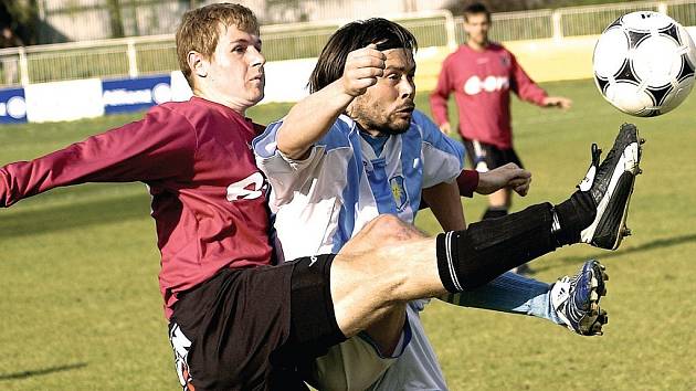 BEZDIČKA NEZAPŘEL POVĚST KANONÝRA. Útočník Unionu Cheb Václav Bezdička (vpravo) bojuje o míč s hráčem rezervy Českých Budějovic ve včerejším utkání 33. kola ČFL. Bezdička vstřelil druhý gól domácích fotbalistů, ale na výhru to nestačilo.