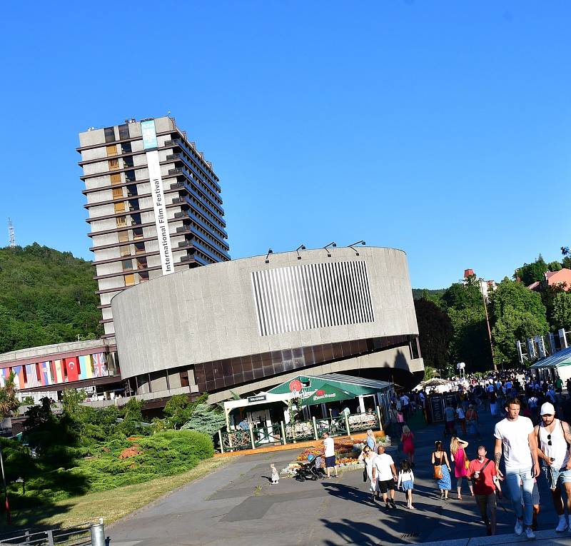 V lázeňském městě je v plném proudu 54. ročník MFF Karlovy Vary.