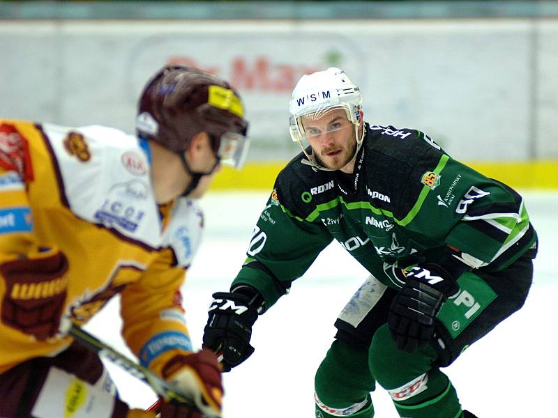 Hokejisté HC Energie (v zeleném) hostili Jihlavu. Martin Rohan