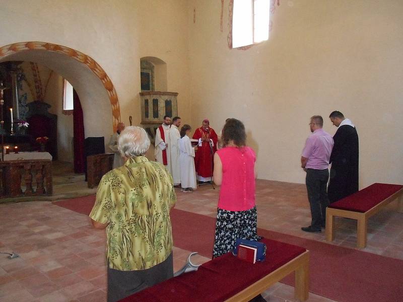 Kostel Svatého Jakuba v Ostrově se dočkal znovu vysvěcení. Slavnostního ceremoniálu se ujal plzeňský biskup Tomáš Holub.