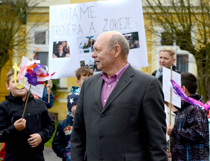 Bouřlivé přivítání připravilo městečko Chyše a jeho obyvatelé pro trenéra Josefa Váňu, žokeje Jana Kratochvíla i koně. Ti slavili v různé podobě úspěch při letošní Velké pardubické. Na setkání se svými hrdiny přišli malí i velcí. Foto: Daniel Seifert