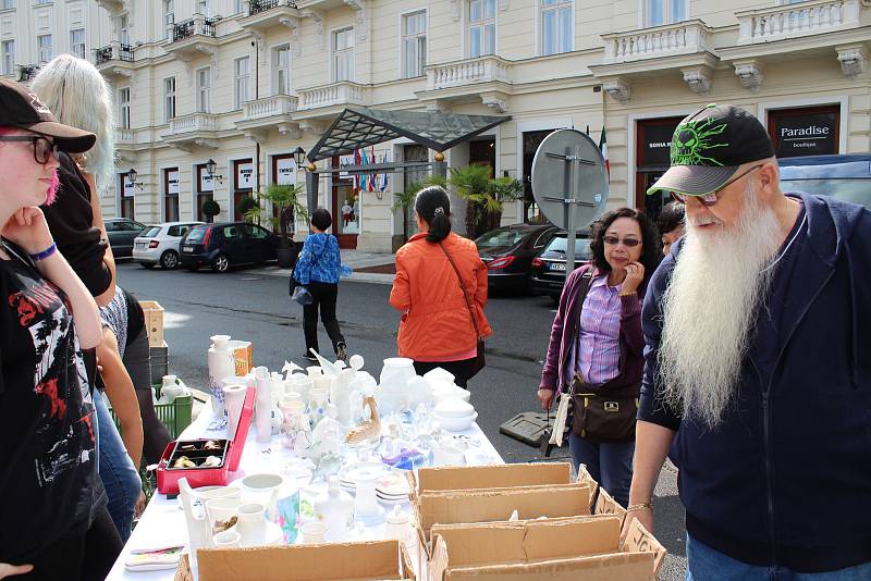 Porcelán i folklor láká stovky lidí.