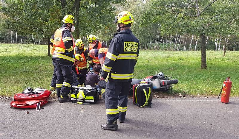 Požáry strojů, lesa i nehody aut a motorkářů. Hasiči zasahovali u 55 událostí