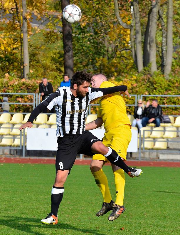 O velkou senzaci se postarali fotbalisté Mariánských Lázní (ve žlutém), když na svém hřišti šokovali vedoucí tým tabulky Admiru Praha, kterou porazili 3:0.