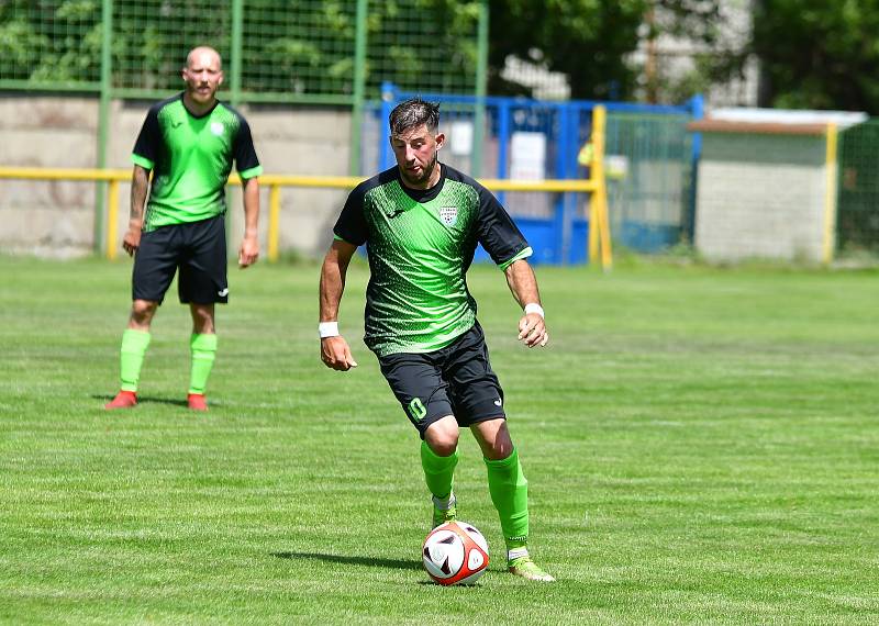 Fotbalisté Vintířova na závěr krajského přeboru zdemolovali Hroznětín v poměru 8:1, a pak se mohli naplno pustit do mistrovských oslav.