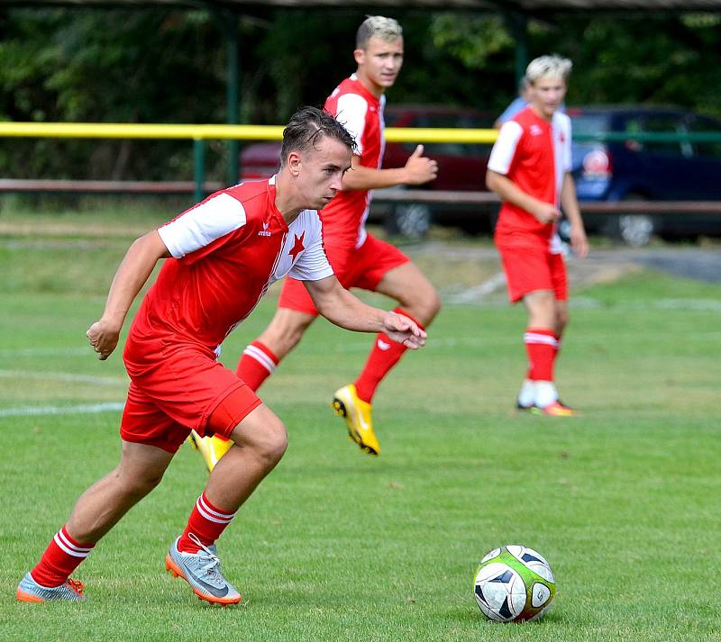 Gólovou přestřelku na dvorském stadionu nakonec ovládli v poměru 7:4 mladíci v trikotu béčka karlovarské Slavie, když přichystali první prohru týmu Trstěnic.