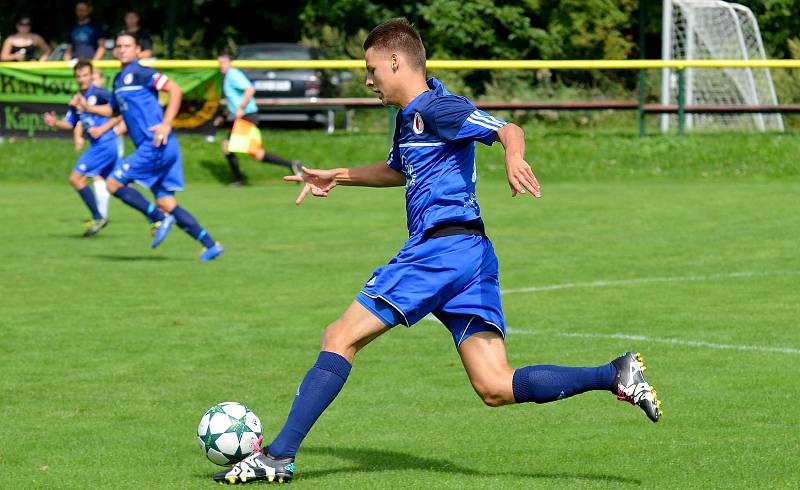 Karlovarská Slavia (v modrém) obstála v generálce, kterou vyhrála 2:0 nad Chomutovem (v bílém).