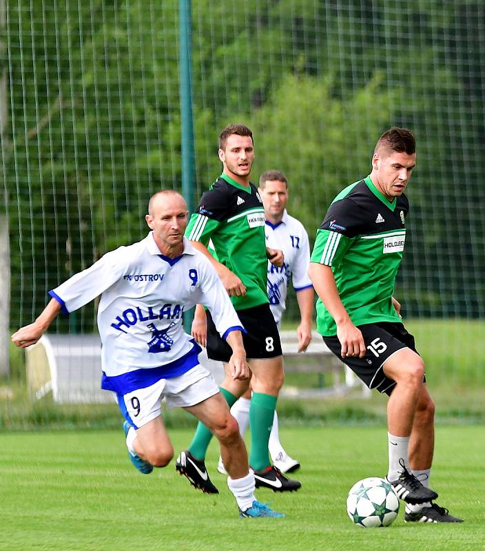 V rámci vzpomínkového utkání nestačila karlovarská Energie na výběr Vězeňské služby Ostrov (v bílém), kterému podlehla 5:6.