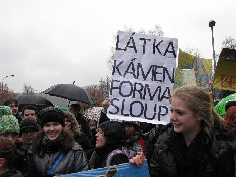 Studenti středních škol protestovali před krajským úřadem