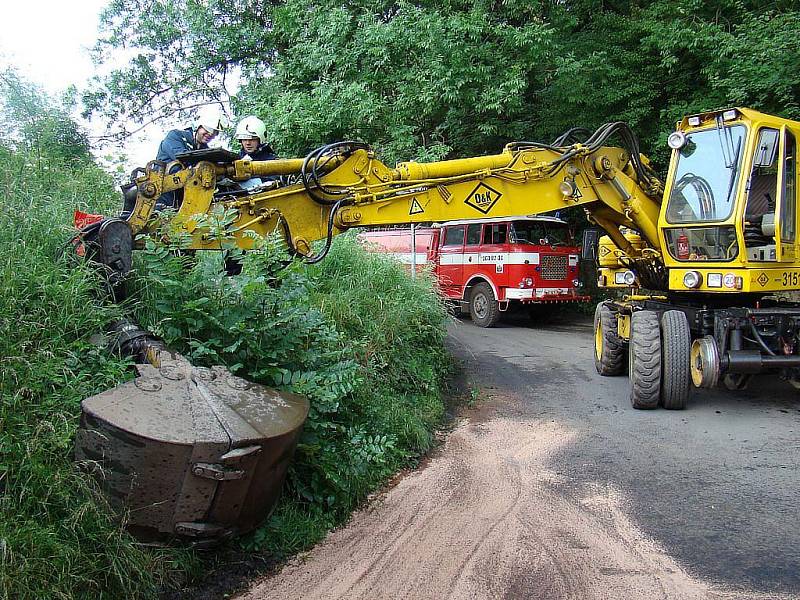 Výška viaduktu ve Stráži nad Ohří není limitující pouze pro hasiče (jejich Škoda 706 RT CAS stojí v pozadí). 23. června se pod něj nevešel ani bagr.