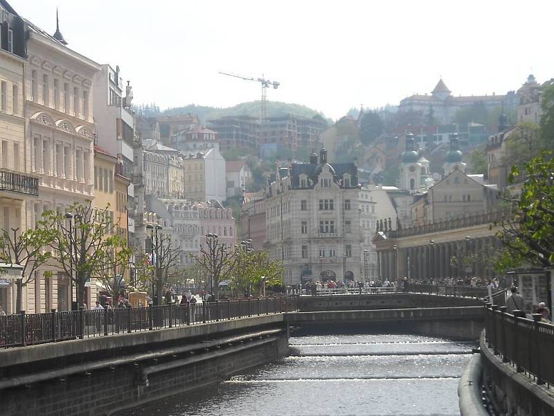 Lázně plné turistů. I když světem hýbe finanční recese, Karlovy Vary si na nezájem turistů z různých států světa stěžovat nemohou.