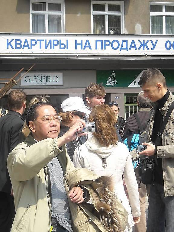 Lázně plné turistů. I když světem hýbe finanční recese, Karlovy Vary si na nezájem turistů z různých států světa stěžovat nemohou.