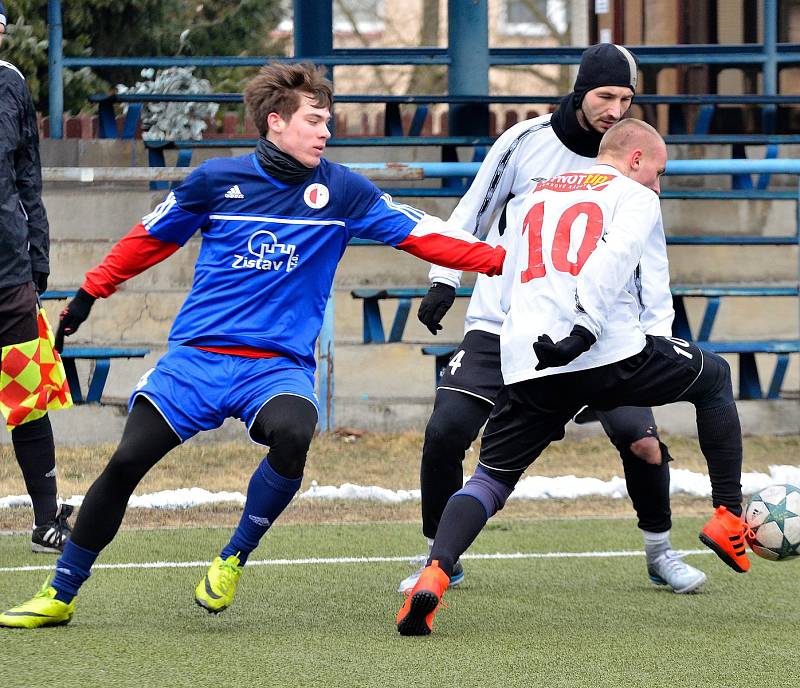 Karlovarská Slavia se loučila se zimní přípravou nerozhodným výsledkem 2:2 s týmem Tachova (v bílém).