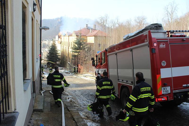 Hasiči likvidují požár bývalé Sokolovny v Kolmé ulici.