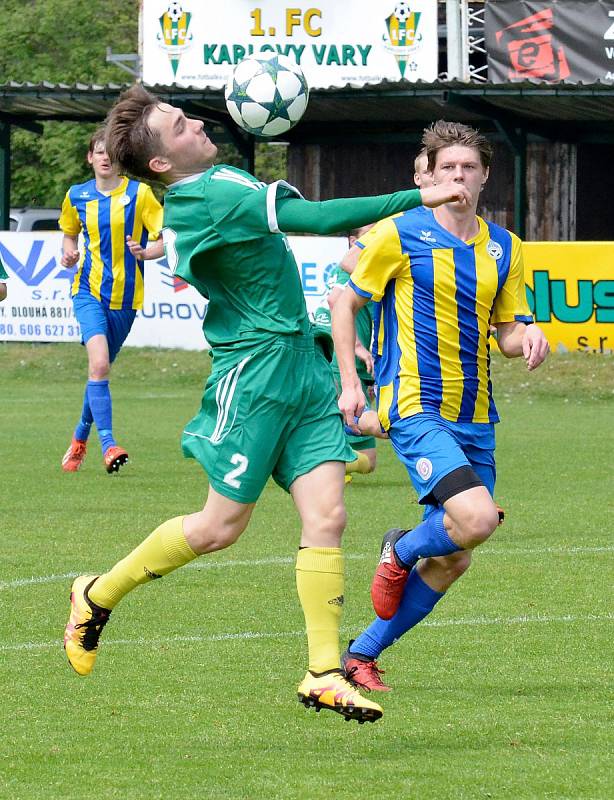 První jarní krajské derby bylo o víkendu na programu na dvorském stadionu, kde tvrdili roli favorita hráči v trikotech karlovarského 1.FC, kterým se postavila do cesty fotbalová družina Mariánských Lázní (ve žlutém). Právě Mariánské Lázně na půdě favorita