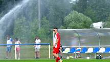 Přeštice (ve žlutém) urvaly cenný skalp třetiligové karlovarské Slavie, kterou porazily na starorolském pažitu v poměru 1:0.