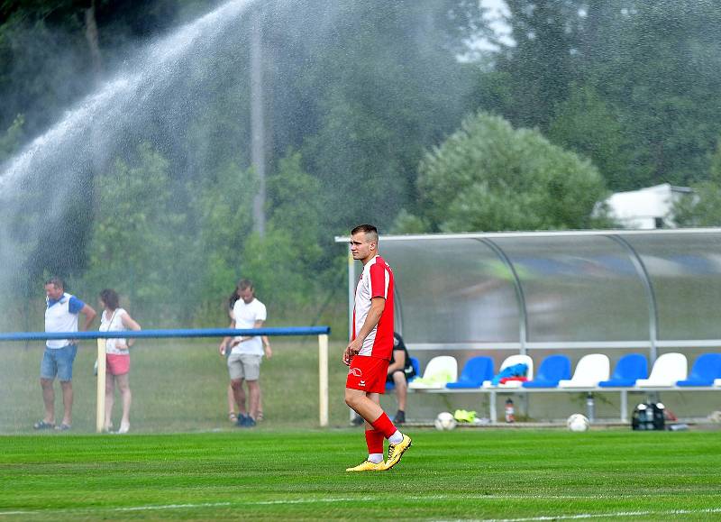 Přeštice (ve žlutém) urvaly cenný skalp třetiligové karlovarské Slavie, kterou porazily na starorolském pažitu v poměru 1:0.