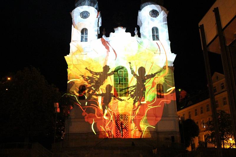 Festival světla VaryZáří, letos na počet 100. výročí vzniku státu.