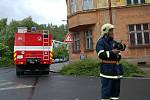 Ve Foersterově ulici vítr sfoukl krytinu se střech. Na místě zasahovali hasiči, kteří poškozené střechy zabezpečili.