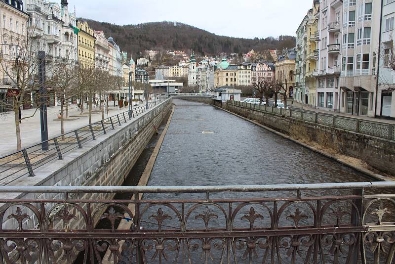 Prázdné ulice v lázeňském centru poblíž hotelu Pupp.