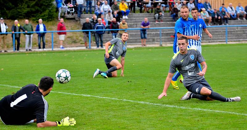 Cennou výhru 1:0 ukořistil před svými fanoušky ostrovský FK, který udolal v poměru 1:0 Mostecký FK (v šedém).