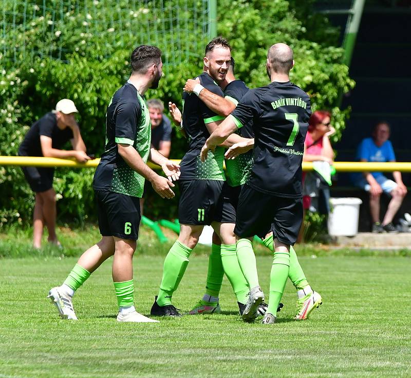 Fotbalisté Vintířova na závěr krajského přeboru zdemolovali Hroznětín v poměru 8:1, a pak se mohli naplno pustit do mistrovských oslav.