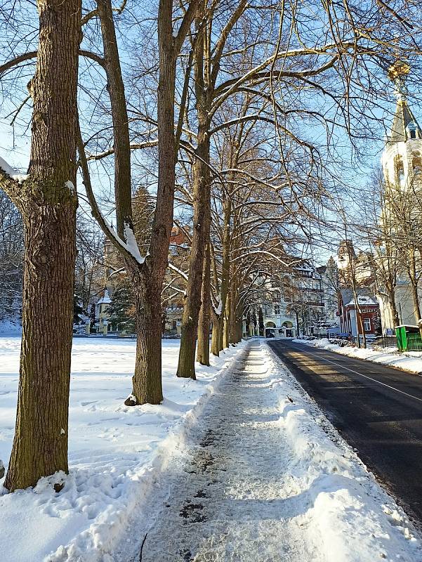 Posledních několik dní nabízí skutečné nádherné scenérie, a to nejen v takzvaném Westendu v Karlových Varech, kde se nachází i pravoslavný chrám svatého Petra a Pavla, ale i v památkově chráněné zóně v Ostrově.