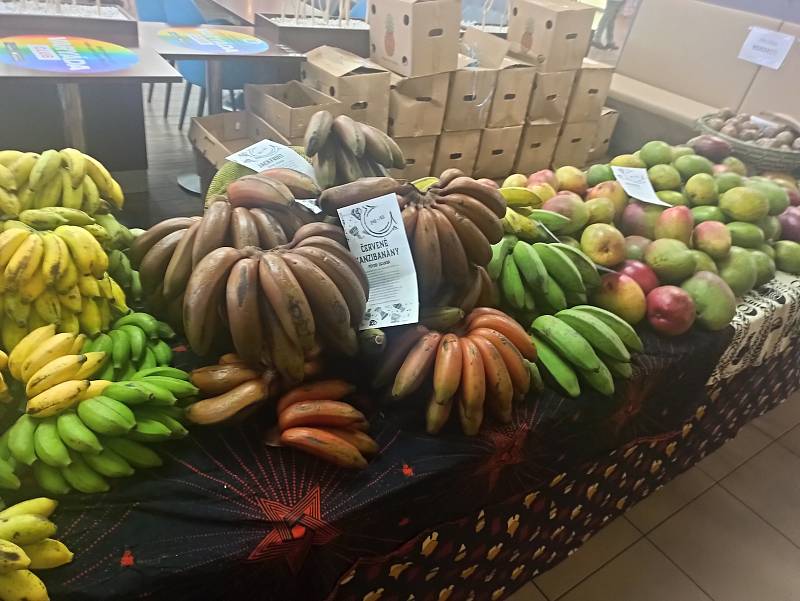 Africké trhy lákaly na neznámé tropické ovoce a další přírodní voňavé produkty.