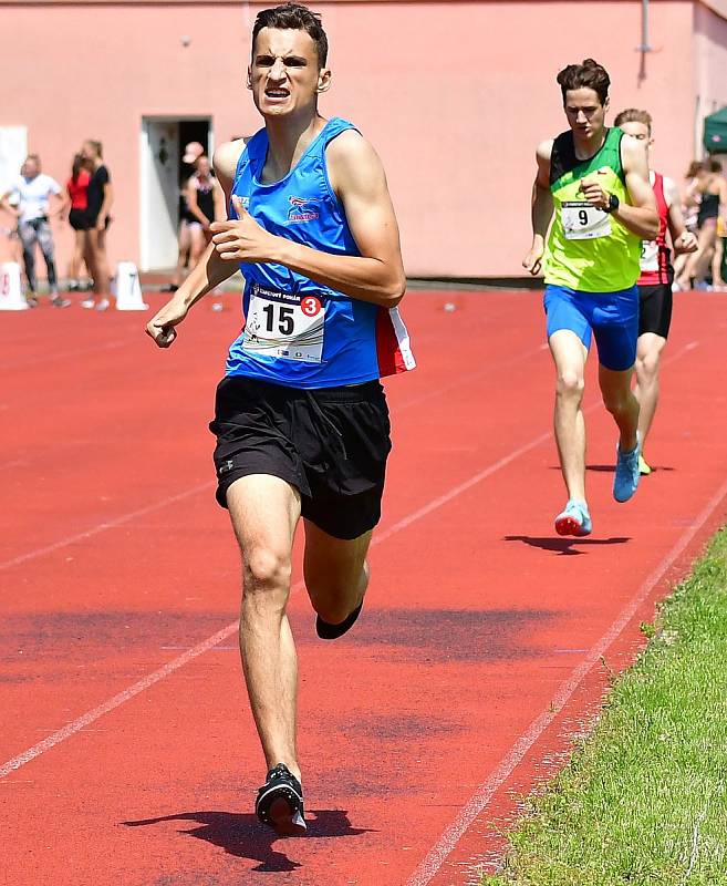 Atletická bitva tří krajů. Tu hostily o víkendu v rámci 1. kola OMD dorostu a juniorů Karlovarského, Plzeňského a Jihočeského kraje Karlovy Vary.