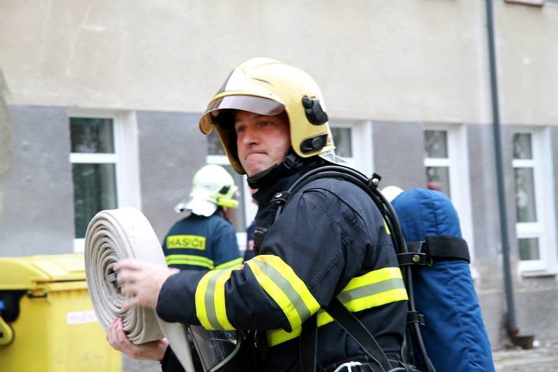 Fiktivní požár ve škole a farní charitě. To byl scénář testu, při kterém si hasiči vyzkoušeli evakuaci studentů