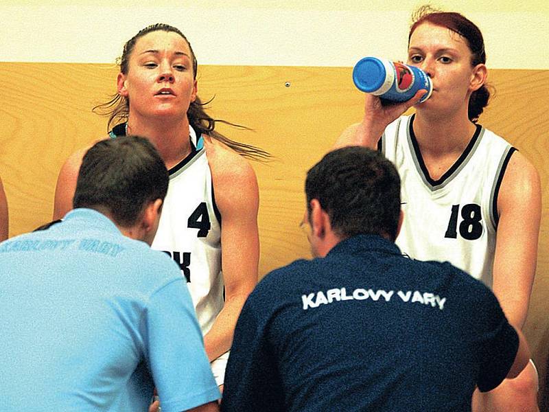 Smutný víkend mají za sebou basketbalistky karlovarské Lokomotivy, po porážce se Slovankou Mladá Boleslav se jim rozplynul sen o zisku medaile.