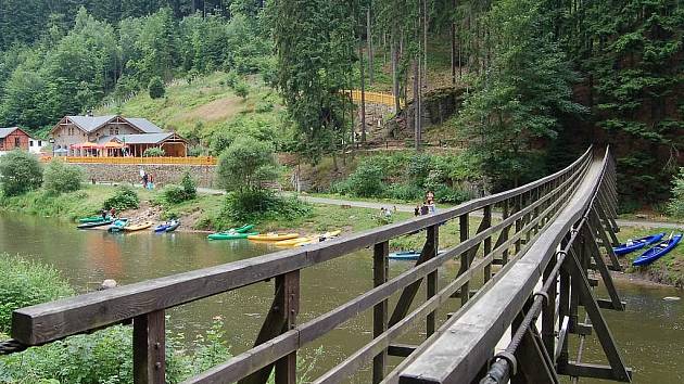 Ohře v okolí Svatošských skal. Ohře je v současnosti zřejmě jedničkou pro vodáky v Česku.