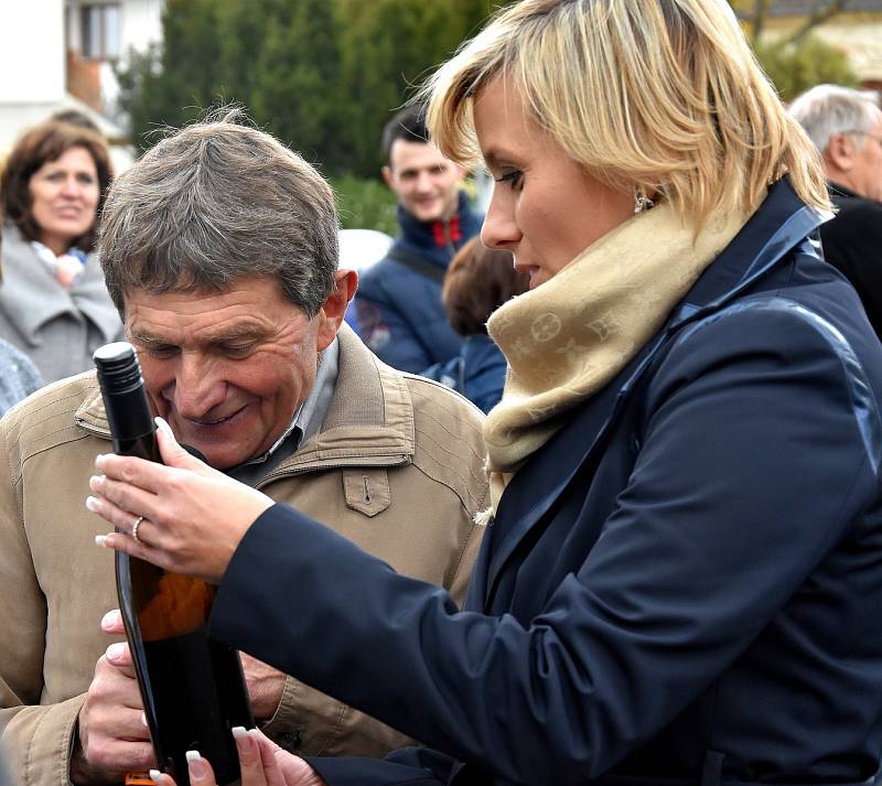 Bouřlivé přivítání připravilo městečko Chyše a jeho obyvatelé pro trenéra Josefa Váňu, žokeje Jana Kratochvíla i koně. Ti slavili v různé podobě úspěch při letošní Velké pardubické. Na setkání se svými hrdiny přišli malí i velcí. Foto: Daniel Seifert