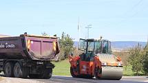 Na tento víkend naplánovali silničáři opravu okružní křižovatky v Jenišově. Provoz je zde výrazně zpomalen.
