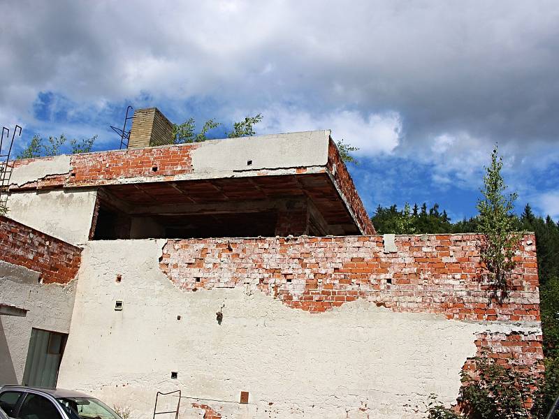 V Karlových Varech dělá ostudu chátrající hotel v městské části Hůrky.