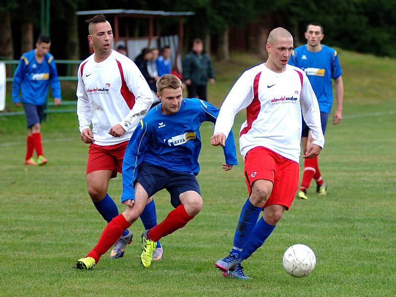 Tři body z Lubů si odvezli borci Hrozňatova (ve černo-modrém) za výhru 5:1.