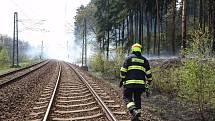 Likvidace požáru u železniční trati u Ostrova